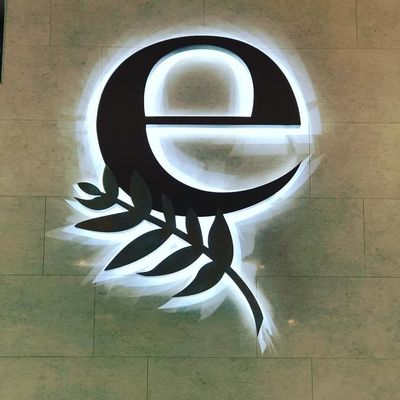 Sinais metálicos fabricados sob medida com letra de alumínio escovado e iluminação traseira LED