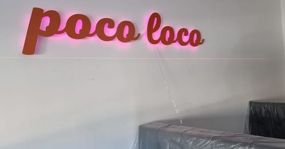 Tabela de iluminação LED de metal personalizada para interiores e exteriores