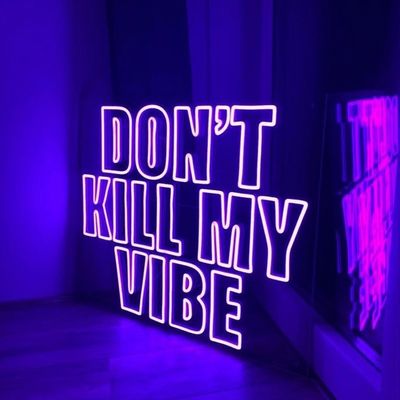 Letras de sinal de neon personalizadas montadas na parede exterior com tensão de entrada de 100-240V e materiais