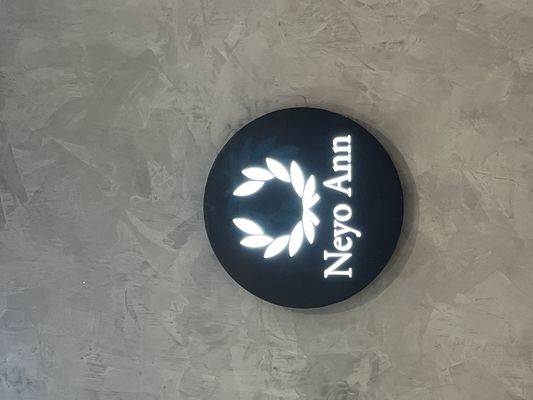 Caixa de luz de publicidade acrílica LED de 12 V de tensão de entrada para sinalização e promoção externas