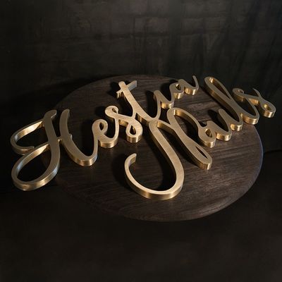 Logotipo de letra de metal anti-ferrugem com 50000 horas de vida útil e design de cores personalizadas