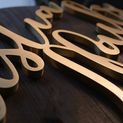 Logotipo de letra de metal anti-ferrugem com 50000 horas de vida útil e design de cores personalizadas