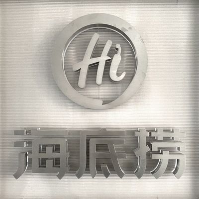 Logotipo de letra de metal anti-ferrugem com 50000 horas de vida útil e design de cores personalizadas
