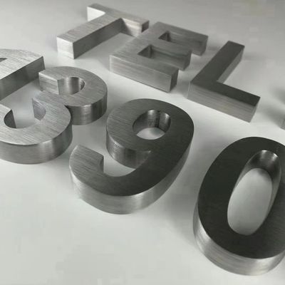 Signos de letras metálicas de alfabeto 3D não iluminados de grande porte com vida útil de 30 C