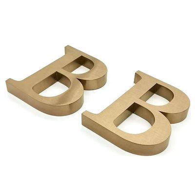 Signos de letras metálicas de alfabeto 3D não iluminados de grande porte com vida útil de 30 C