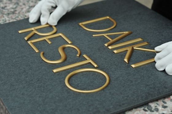 Sinais de logotipo de metal ao ar livre Placas redondas impressas duráveis para galerias de arte Placa de gravura