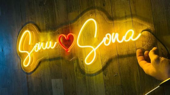 Um sinal de neon para a Sra. Sr. Vai casar comigo Um símbolo de amor e compromisso