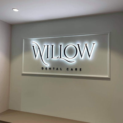 Logotipo comercial personalizado ao ar livre Publicidade Tabuleiro acrílico 3D Sinalização retroiluminada de metal