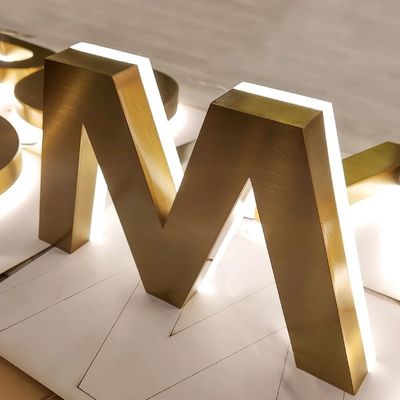 Logotipo de letras pequenas 3D Sinalização comercial acrílica para escritório e loja 12V Voltagem de entrada