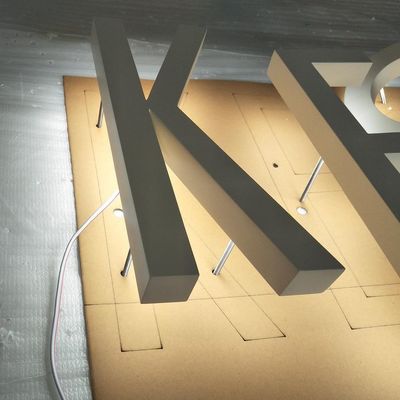 Sinais metálicos fabricados sob medida com letra de alumínio escovado e iluminação traseira LED