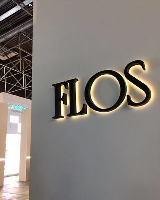 Sinais metálicos fabricados sob medida com letra de alumínio escovado e iluminação traseira LED