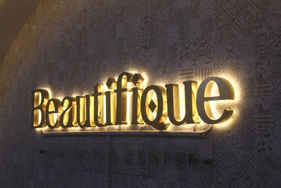 28 C Logotipo 3D de metal escovado para publicidade personalizada de empresas de interior e exterior