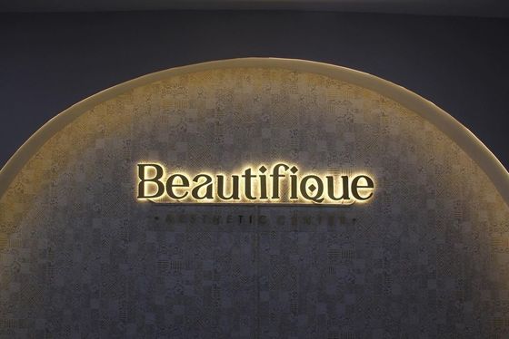 28 C Logotipo 3D de metal escovado para publicidade personalizada de empresas de interior e exterior