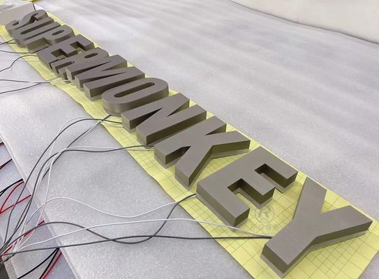 28 C Logotipo 3D de metal escovado para publicidade personalizada de empresas de interior e exterior