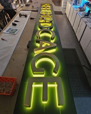 Sinalização LED de metal inoxidável para escritórios de restaurantes e edifícios comerciais personalizados ao ar livre