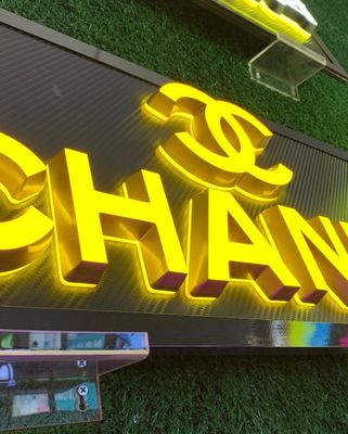 Letras personalizadas em aço inoxidável 3D Logotipo de sinalização de ouro para neve Loja ao ar livre Frente 28C