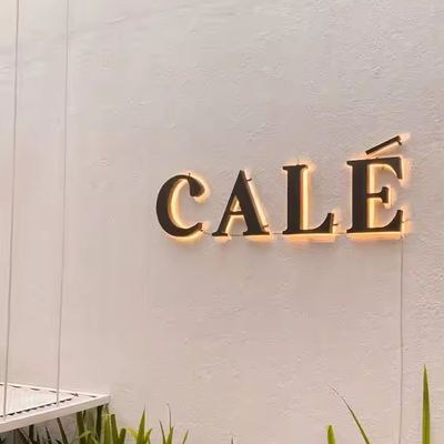 Sinal LED personalizado com luz de fundo de aço inoxidável para hospitais e logotipo de recepção ao ar livre