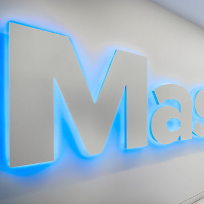 Letras personalizadas de 3D LED iluminadas na frente da loja