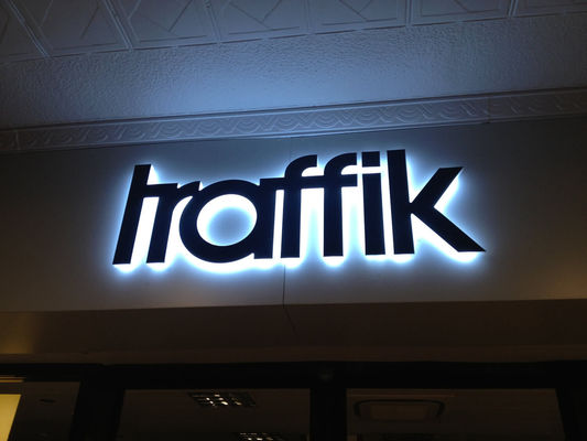 Letras personalizadas de 3D LED iluminadas na frente da loja