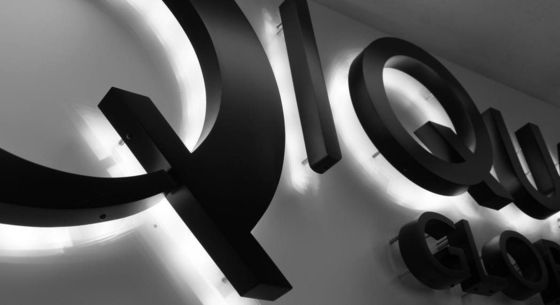 Custom Laser Cutting 3D Metal Titânio Wall Logo Signs para instalação em parede